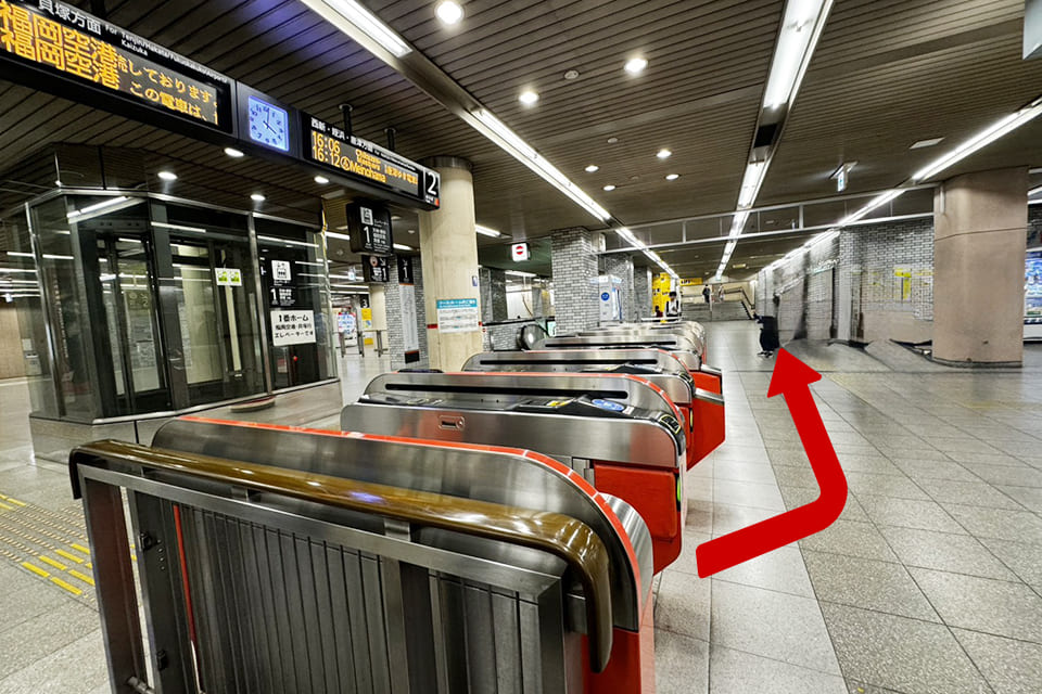 地下鉄の改札を出たられたら左