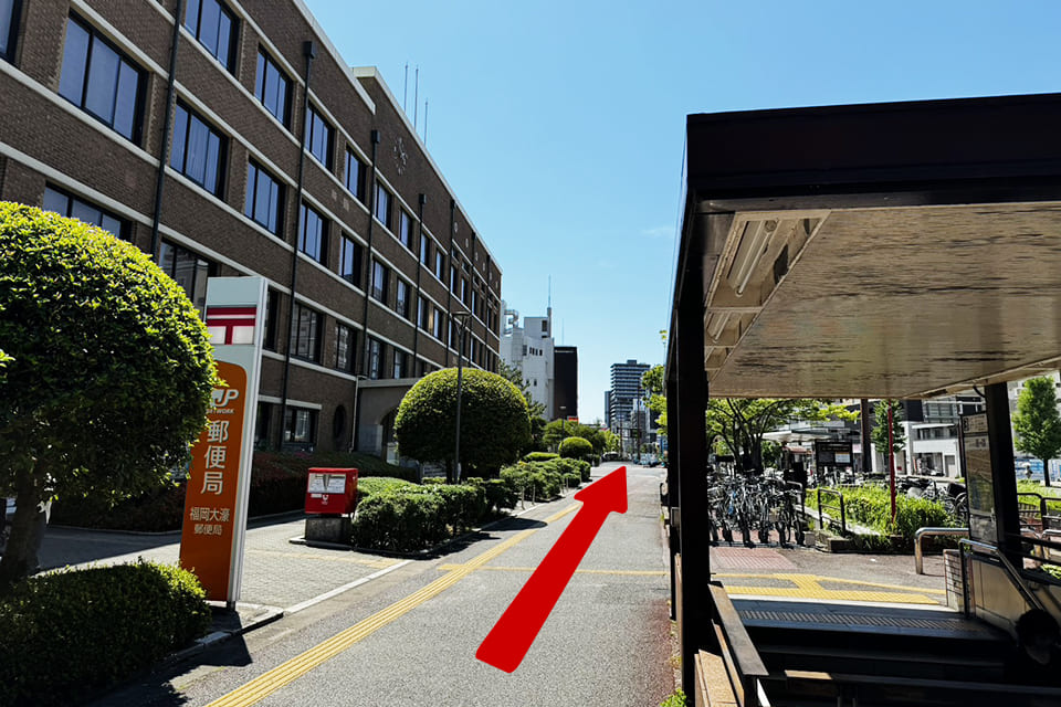 郵便局を左手にし、直進