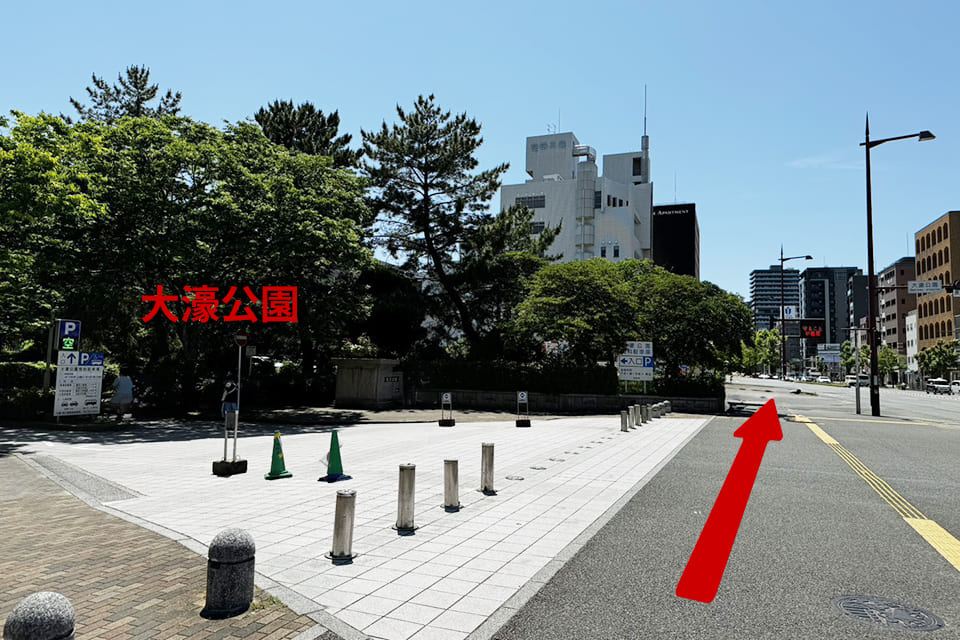 大濠公園を左手に直進